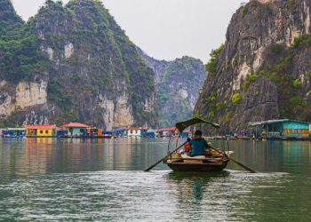 pelancong pariwisata Indonesia terus turun