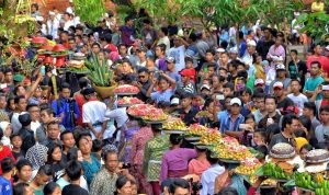 Tradisi Perang Topat masyarakat Lombok
