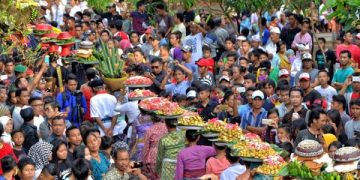 Tradisi Perang Topat masyarakat Lombok