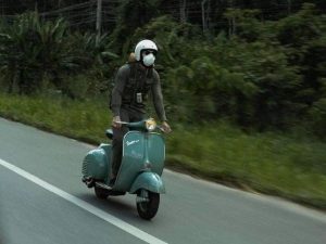 Tren riding vespa vintage