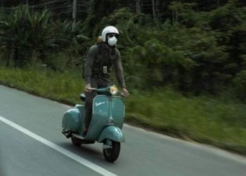 Tren riding vespa vintage
