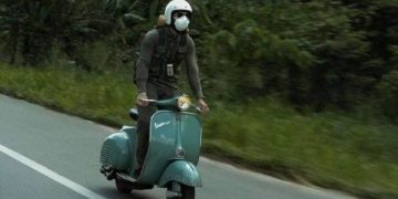 Tren riding vespa vintage