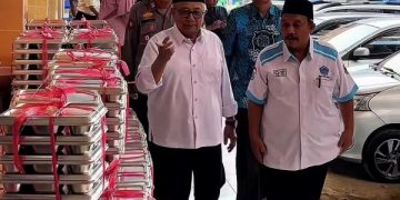 Bupati Blitar Rijanto meninjau pelaksanaan program MBG