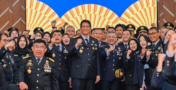 Menteri Keuangan Purbaya bersama pegawai Bea Cukai. Foto: istimewa