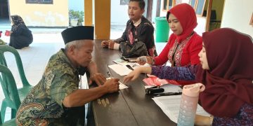 Penerima honirarium guru ngaji di Desa Kemiri Kecamatan Panti