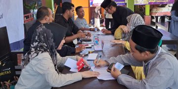 Ahmad Khisol dan beberapa guru ngaji yang menerima honorarium guru ngaji di Desa Balung Kidul