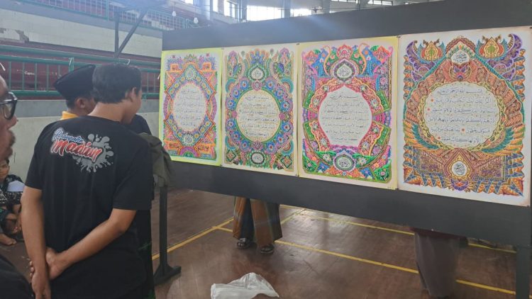 Karya Kaligrafi para peserta MTQ Jatim ke XXXI saat dipamerkan di GOR