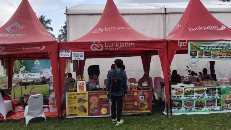 Jajaran Tenda-tenda UMKM di salah satu venue MTQ JATIM ke XXXI di Jember