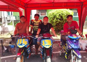 Pembalap lokal Tri Zainul Yulianto (tengah) saat gelaran road race
