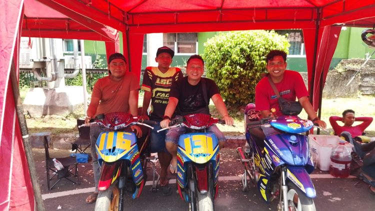 Pembalap lokal Tri Zainul Yulianto (tengah) saat gelaran road race
