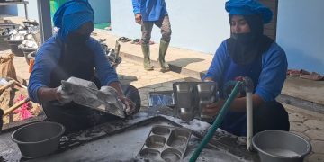 Dari kiri, Misiati (50) dan Dwi Sugiarti (31) — ibu rumah tangga yang kini punya kesibukan baru sebagai pencuci piring relawan MBG.