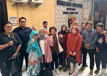 Istri Munir Jenguk Aktivis yang Ditahan Polresta Kediri