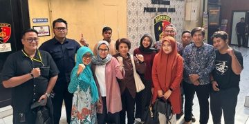 Istri Munir Jenguk Aktivis yang Ditahan Polresta Kediri