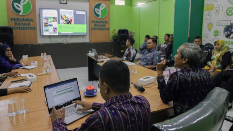 Wujudkan Pasar yang Ngangeni, Perumda Pasar Joyoboyo Gelar Monev bersama Diskominfo