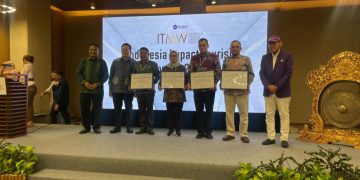 Kepala Dinas Pariwisata dan Kebudayaan Jember, Bobby Arie Sandy saat mendapat penghargaan