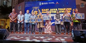 Perwakilan Disparbud Jember saat bersama para peraih penghargaan dalam ajang East Java Tourism Marketing Award (EJTMA) 2025, yang digelar di Alun-Alun Kota Surabaya