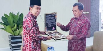 Bupati Jember saat bersama Kepala Badan Strategi Kebijakan Dalam Negeri (BSKDN) Kemendagri, Dr. Yusharto Huntoyungo