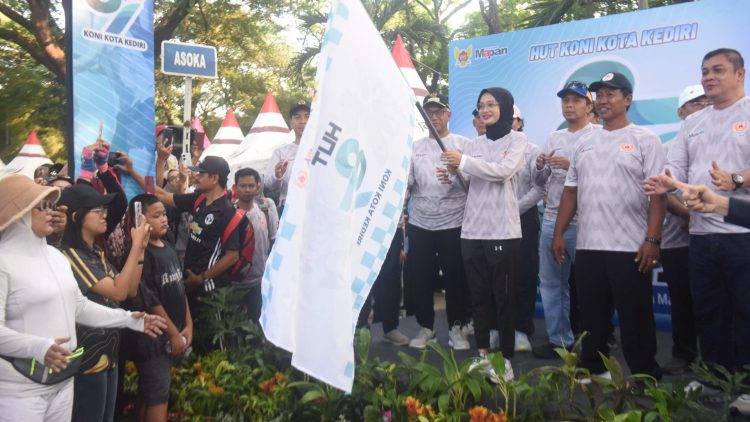 Ajak Warga Kota Kediri Hidup Sehat, Mbak Wali ikut Jalan Sehat HUT ke-87 KONI. Foto : Dok. Pemkot Kediri