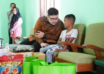 Belum Sekolah dan Tak Miliki Akta Lahir, Mas Dhito Cukupi Kebutuhan Pendidikan Restu . Foto : Dok. Pemkab Kediri