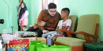 Belum Sekolah dan Tak Miliki Akta Lahir, Mas Dhito Cukupi Kebutuhan Pendidikan Restu . Foto : Dok. Pemkab Kediri