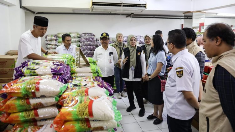 Gelar Sidak Beras Persiapan Nataru, Tim Gabungan Pastikan Stok Aman dan Berkualitas Baik. Foto : Dok. Pemkot Kediri