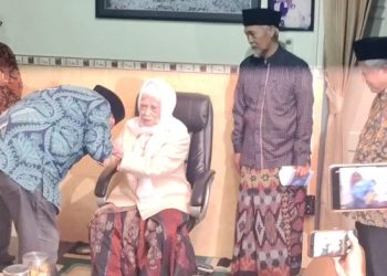 Chairul Tanjung Minta Maaf kepada Kyai Anwar Mansyur, Berjanji Kembalikan Citra Ponpes