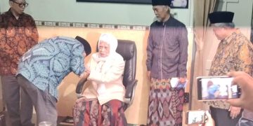 Chairul Tanjung Minta Maaf kepada Kyai Anwar Mansyur, Berjanji Kembalikan Citra Ponpes