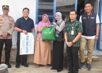 Mbak Wali Serahkan Santunan Jaminan Kematian BPJS Ketenagakerjaan Pada Ahli Waris Ketua RT dan Pekerja Rentan