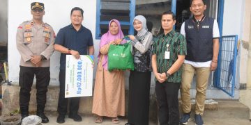 Mbak Wali Serahkan Santunan Jaminan Kematian BPJS Ketenagakerjaan Pada Ahli Waris Ketua RT dan Pekerja Rentan