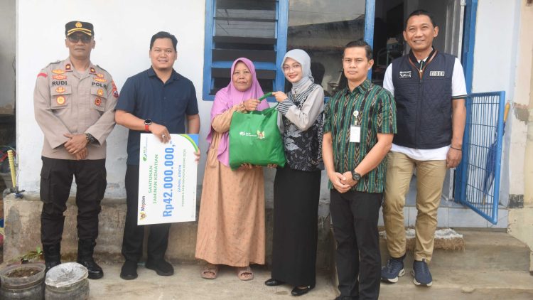 Mbak Wali Serahkan Santunan Jaminan Kematian BPJS Ketenagakerjaan Pada Ahli Waris Ketua RT dan Pekerja Rentan