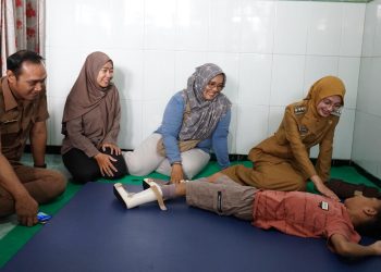 Kunjungi Rumah Warga Disabilitas, Mbak Wali Serahkan Bantuan dan Beri Semangat
