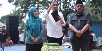 Bupati Jember, Muhammad Fawait bersama Ketua TPPKK dan Ketua TP3D Jember saat mengikuti ritual penyatuan 7 sumber mata air di Lereng Argopuro