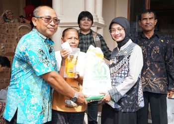 Mbak Wali Salurkan Bantuan Pangan Beras dan Minyak Goreng untuk Masyarakat Pra Sejahtera