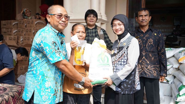 Mbak Wali Salurkan Bantuan Pangan Beras dan Minyak Goreng untuk Masyarakat Pra Sejahtera