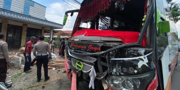 Bus Harapan Jaya Hantam Motor di Tulungagung, 2 Meninggal Dunia