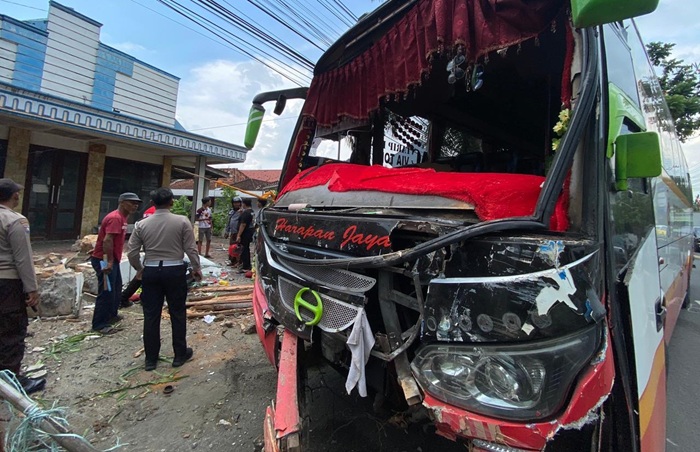 Bus Harapan Jaya Hantam Motor di Tulungagung, 2 Meninggal Dunia