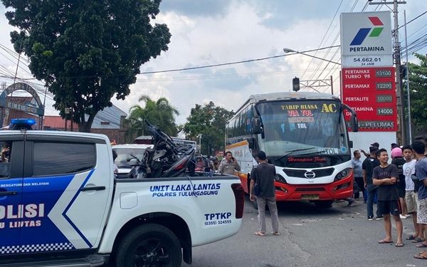 Polisi mengamkan motor yang ditabrak bus Harapan Jaya. Foto: bacaini/Fikri