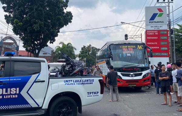 Dua Mahasiswa UIN Tulungagung Meninggal Tertabrak Bus Harapan Jaya