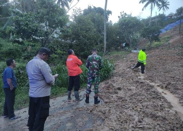 Akses Tulungagung – Trenggalek Putus Tertimpa Longsor