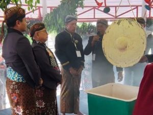 Jamasan warisan budaya tak benda gong kiai pradah
