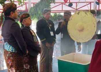 Jamasan warisan budaya tak benda gong kiai pradah