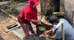 warga Trenggalek minum air tercemar