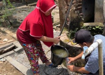 warga Trenggalek minum air tercemar