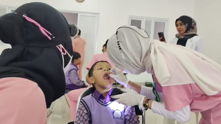 Ratusan Santri Ponpes Wali Barokah Jalani Pemeriksaan Gigi dan Mulut