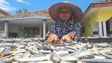 Satira dan Aroma Laut yang Tak Pernah Hilang dari Puger