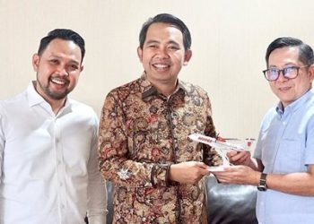 (dari kiri) Anggota Komisi VI DPR RI, Rivqy Abdul Halim bersama bupati Jember Muhammad Fawait saat bertemu dengan pihak maskapai Lion Air. Dok: Instagram Gus Rivqy