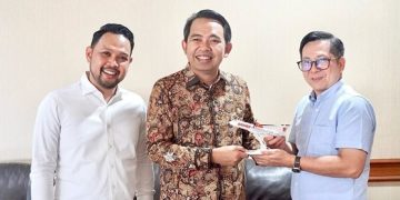 (dari kiri) Anggota Komisi VI DPR RI, Rivqy Abdul Halim bersama bupati Jember Muhammad Fawait saat bertemu dengan pihak maskapai Lion Air. Dok: Instagram Gus Rivqy