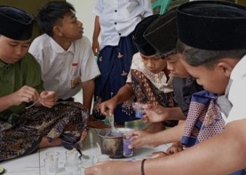 Para santri di rumah Tahfidz yang terletak di Villa Sjam di Desa Kemuning Lor, Kecamatan Arjasa