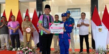 Pemberian bonus kepada para Atlet asal Jember dalam ajang Porporv Jatim IX