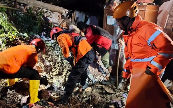 Petugas gabungan mencari korban longsor di Trenggalek. Foto: bacaini/Abi Kurniawan